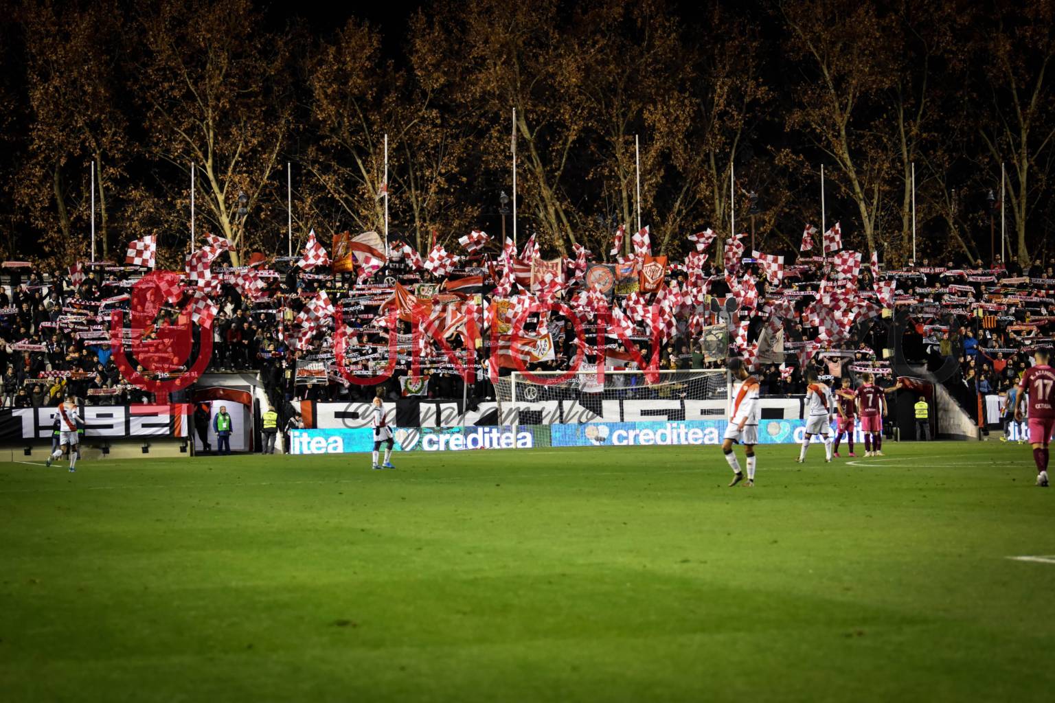El barrio de Vallecas manifiesta su apoyo a la afición del Rayo Vallecano 1 Afición ante Albacete
