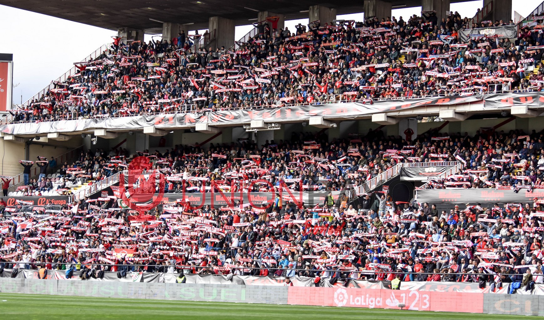 La afición del Rayo podría regresar a Vallecas desde septiembre a un 30% del aforo 1 bufandeo albufera estadio vallecas