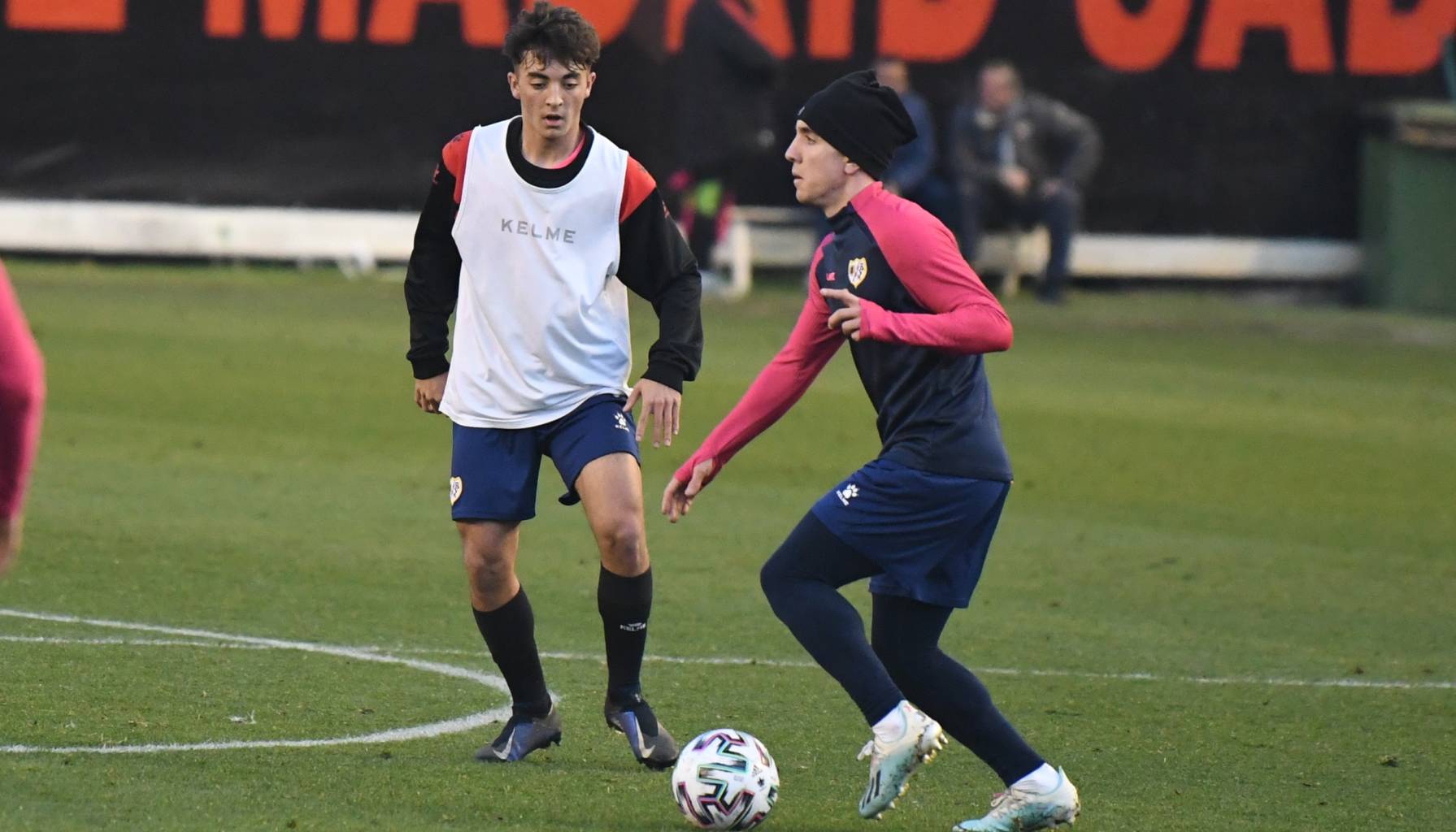 El primer equipo vence 2-1 al Rayo B en un partidillo en el estadio de Vallecas 1 entrenamiento vallecas joni manu navarro