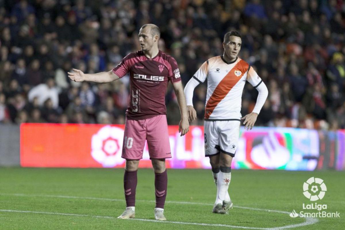 zozulia durante el partido entre el albacete y el rayo vallecano foto laliga