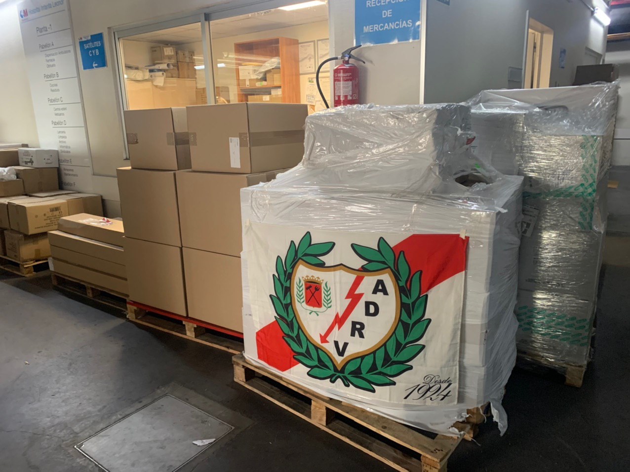Llega el material sanitario de la hinchada del Rayo Vallecano al Hospital Infanta Leonor 1 img 0574