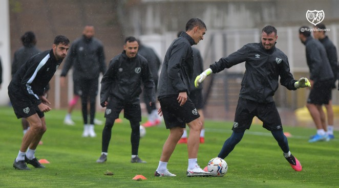 El Rayo entrena tras llegar a las 4 de madruga de Oviedo 1 entrenamiento lluvia