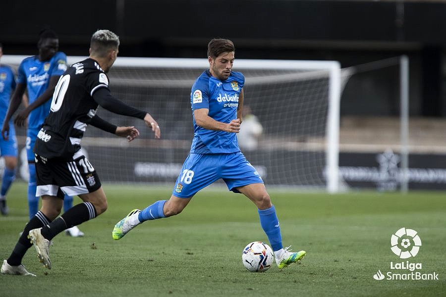 Franchu se estrena como goleador en Segunda División 1 franchu conduce la pelota ante gallar en el cartagena fuenlabrada de la segunda division 2020 21 laliga