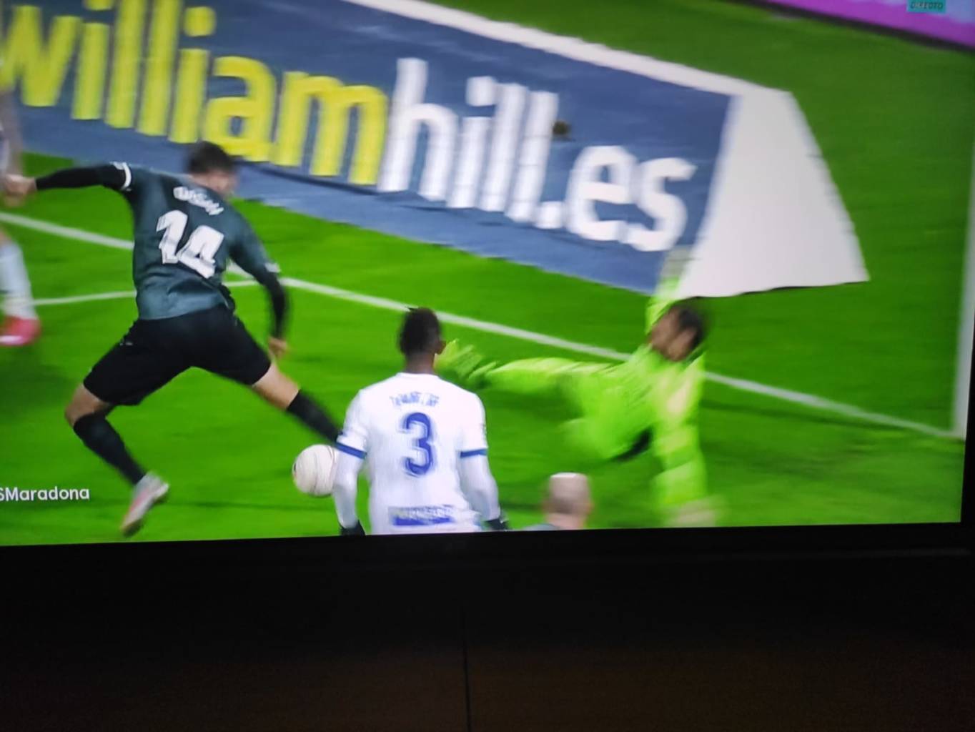 El incomprensible fallo de Qasmi con 1-1 1 qasmi