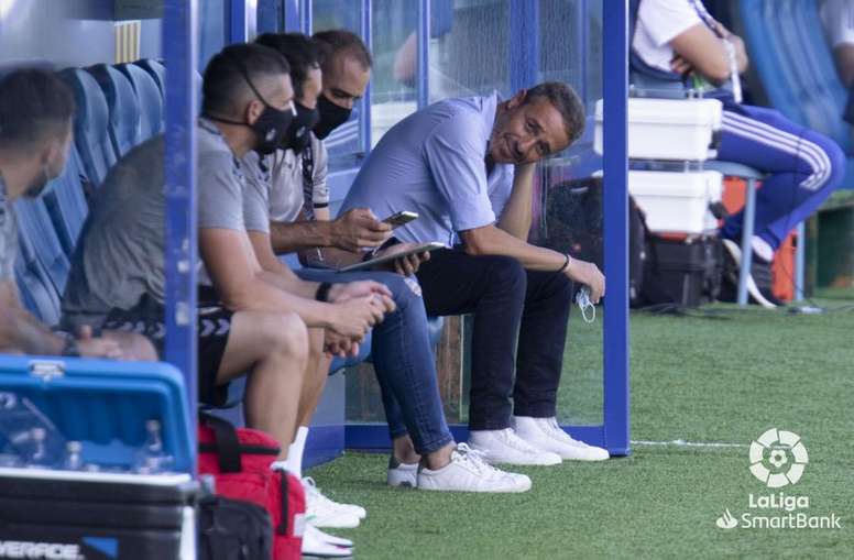 oscar cano entrenador del castellon en el banquillo en el ponferradina castellon de la jornada 1 de segunda division 2020 21 laliga