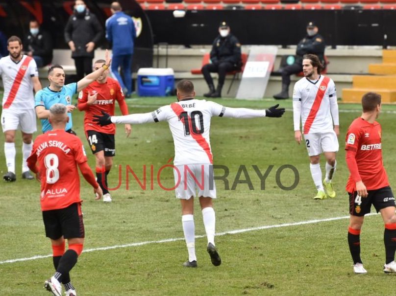 Bebé protesta al árbitro