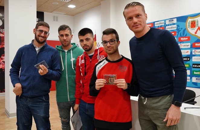 El Rayo Vallecano estrenó nuevo brazalete ante la Ponferradina 2 brazaletes