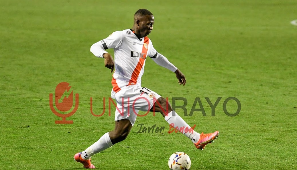 Siete de cada diez rayistas venderían a Advíncula este verano 1 advincula