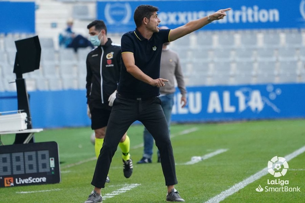 el entrenador antonio hidalgo en el sabadell mirandes de la quinta jornada de la segunda division 2020 21 laliga
