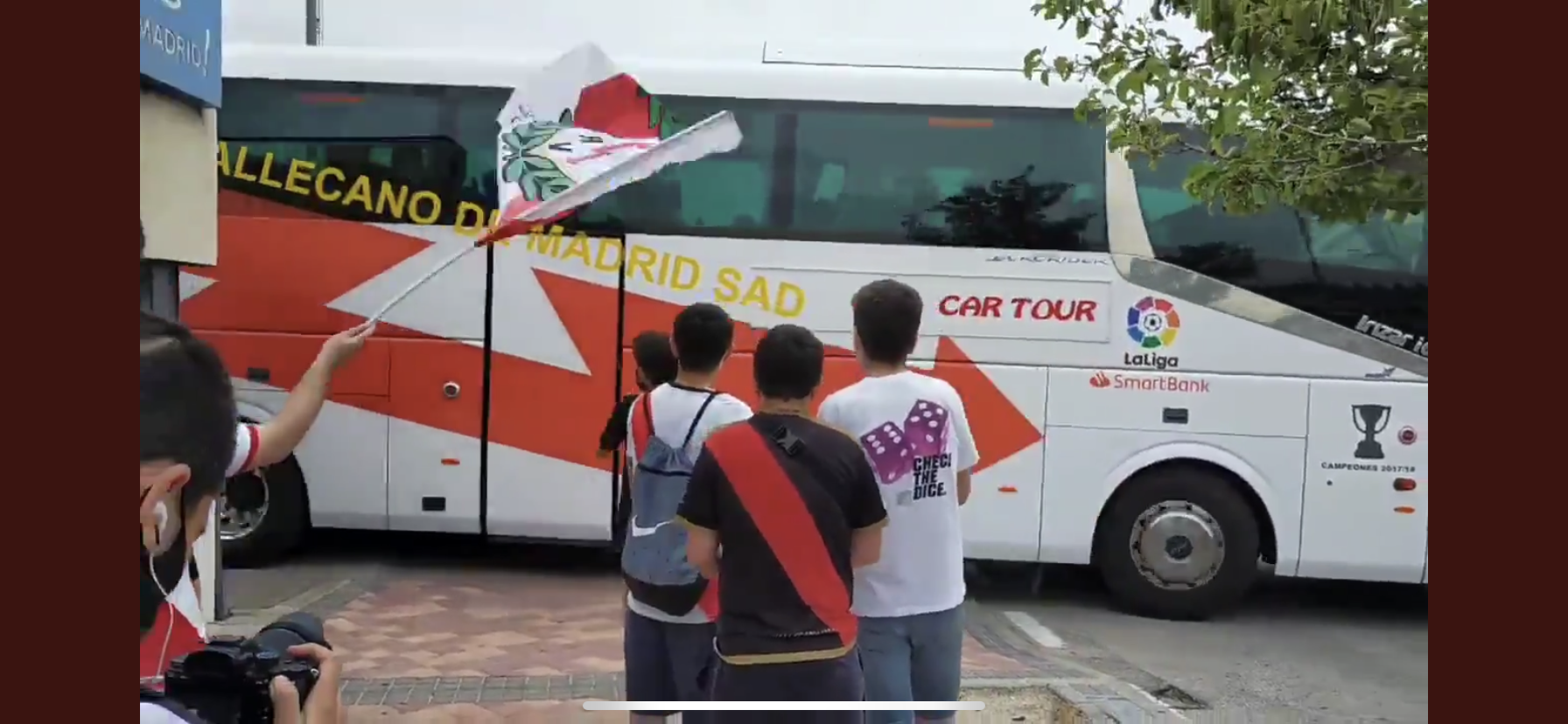 Una veintena de aficionados despide al equipo antes de viajar a Girona 1 FBF55A10 F5EA 430F B355 41C48E1EDD54