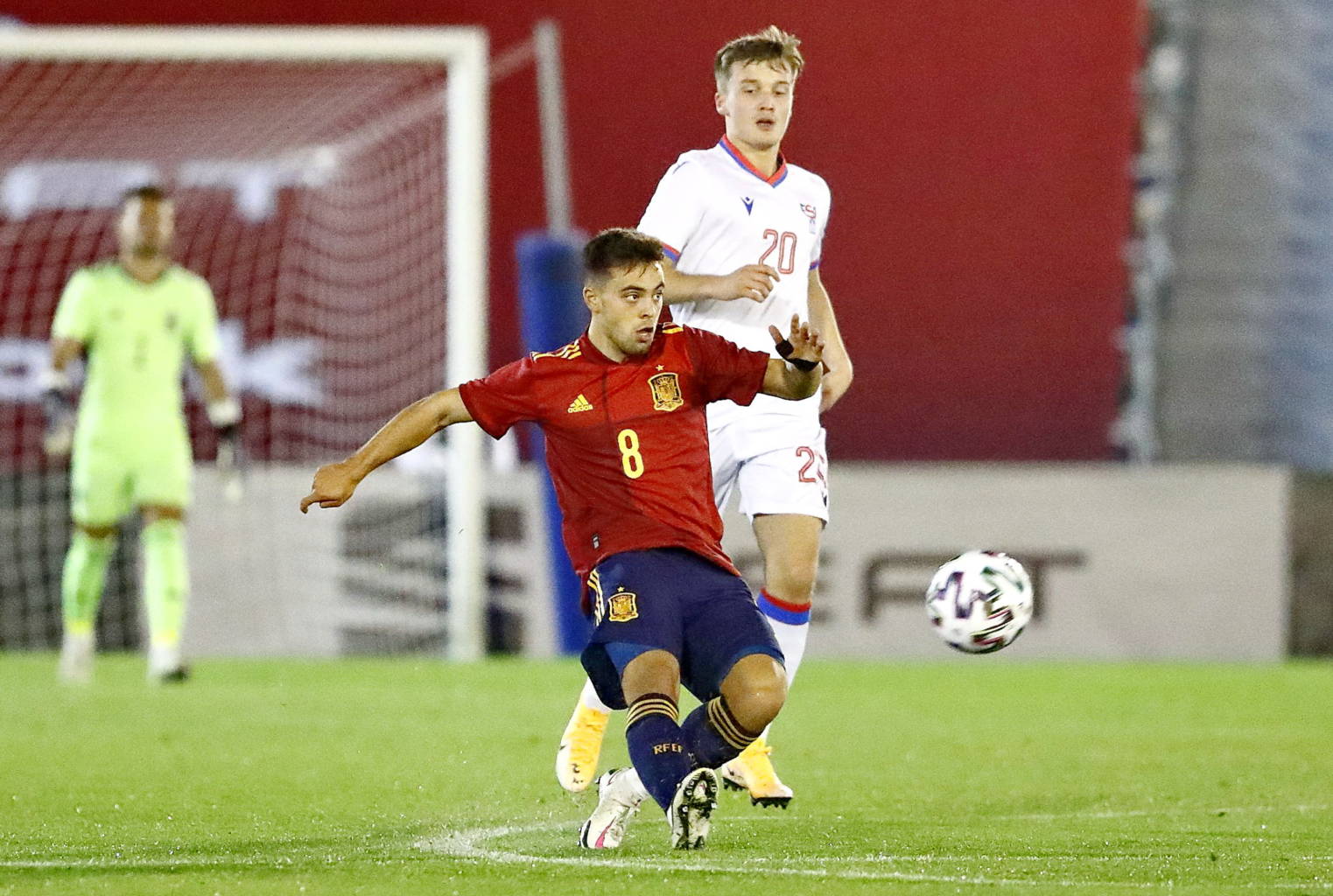 Fran Beltrán se anticipa a J. Johannesen. SELECCIÓN DE ESPAÑA SUB 21 2 SELECCIÓN DE ISLAS FEROE SUB 21 0. 12/11/2020. Campeonato de Europa de Selecciones sub 21, fase de clasificación. Marbella, Málaga, Estadio Municipal Antonio Lorenzo Cuevas.