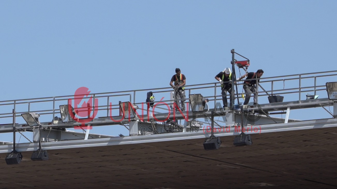 Comienzan los trabajos de iluminación y se colocan los primeros tepes de césped en el estadio de Vallecas 1 9c341da1 e0f3 4d2e a970 3276693707ae