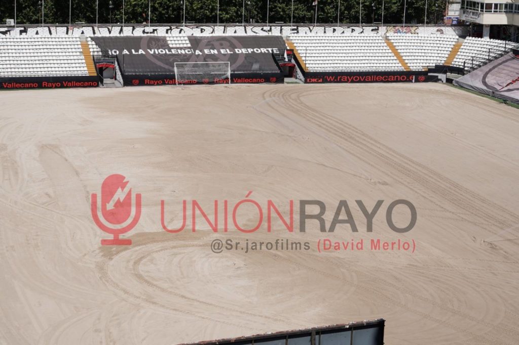 Comienzan los trabajos de iluminación y se colocan los primeros tepes de césped en el estadio de Vallecas 3 c013a17a aa0f 40f1 a8ed 60da637bcd0a 1