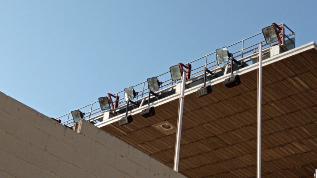 Comienzan los trabajos de iluminación y se colocan los primeros tepes de césped en el estadio de Vallecas 2 f4d4255e 8c7a 41d4 b964 368d027806d7