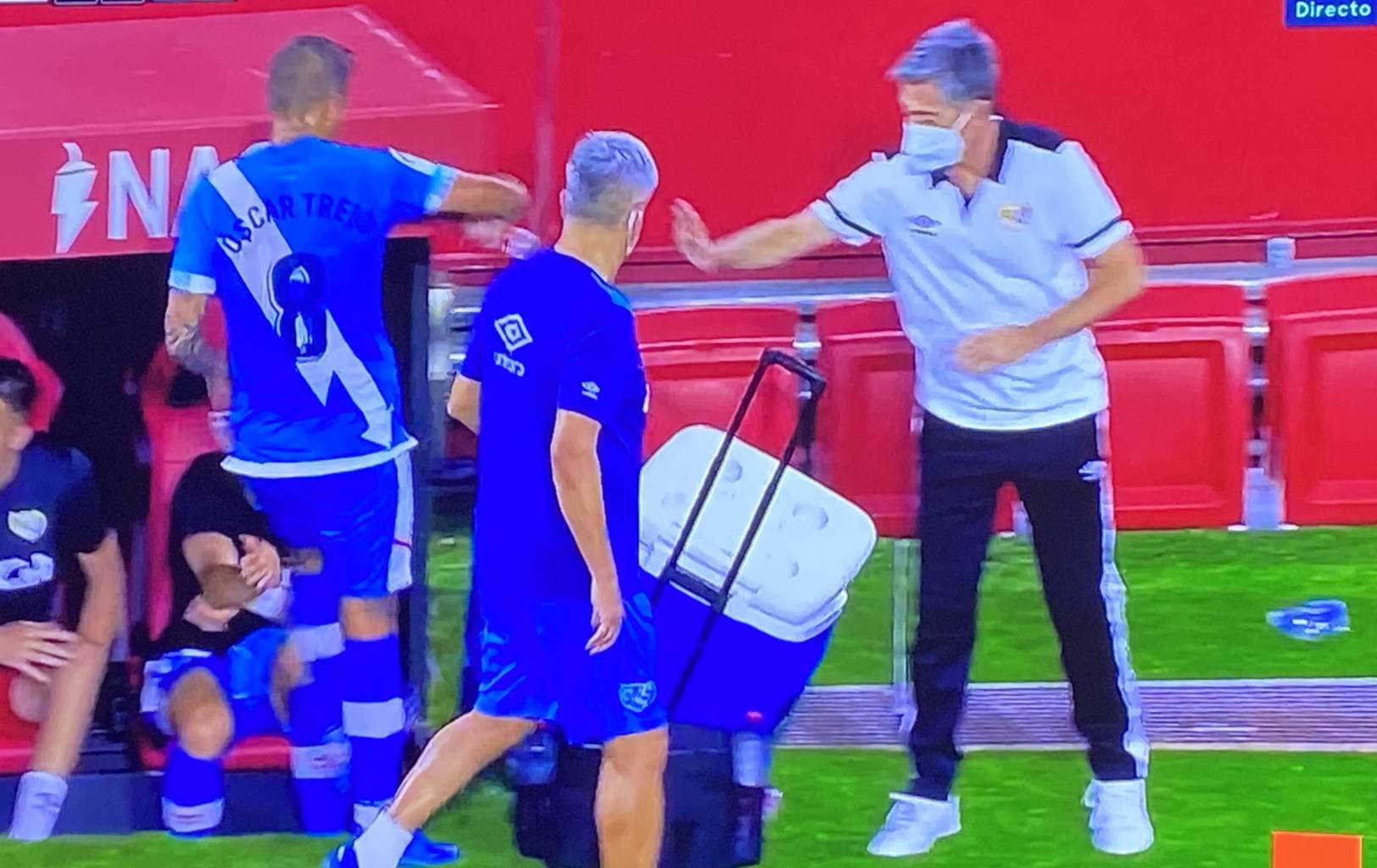 Cabreo de Trejo tras su sustitución en el Sánchez Pizjuán 1 img 8730