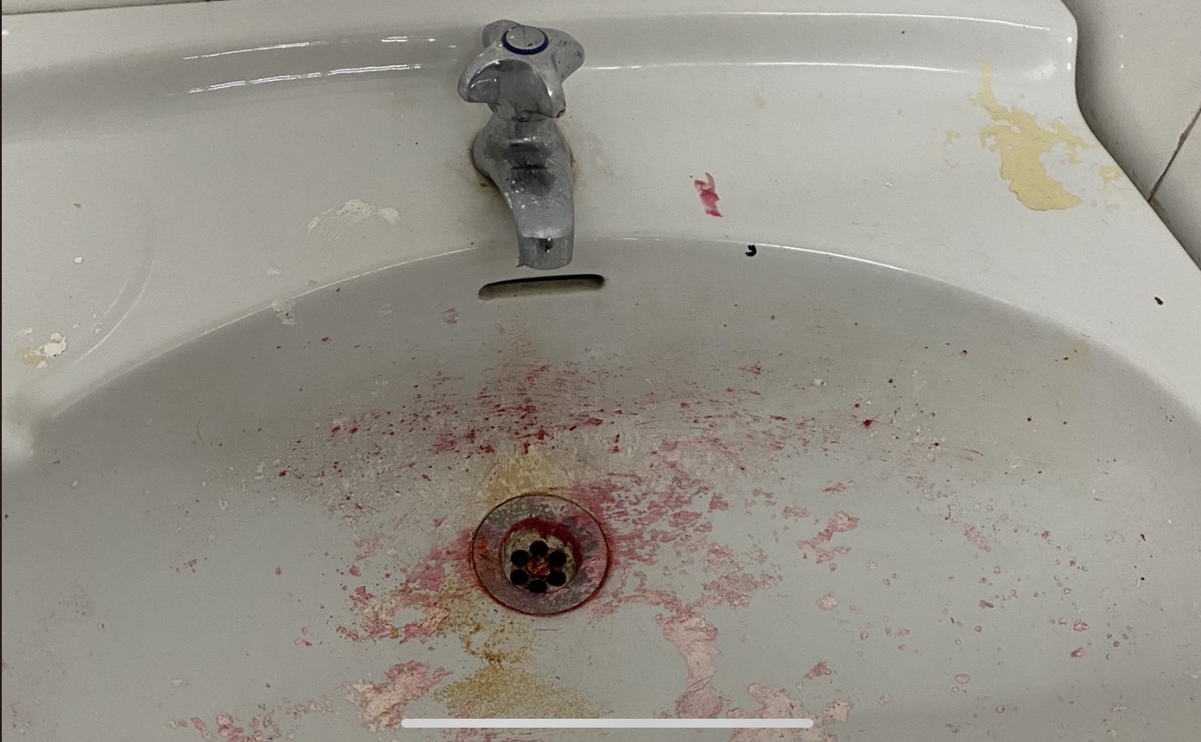 Quejas de aficionados del Rayo Vallecano sobre la insalubridad del estadio de Vallecas 1 img 0300