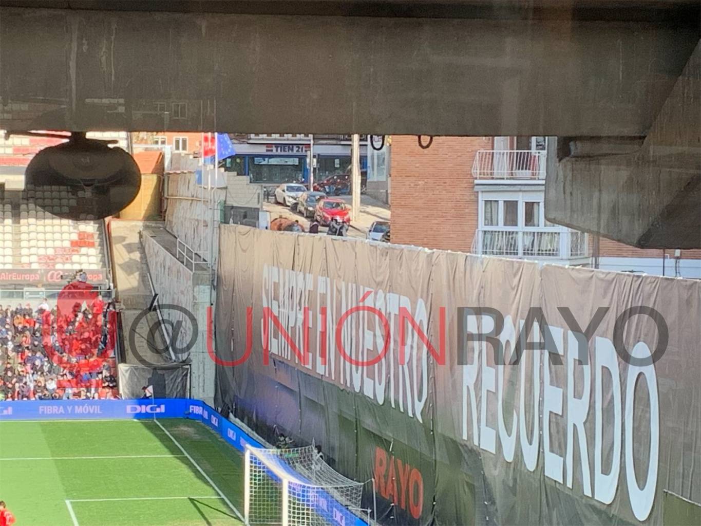 Aficionados desalojados en el fondo sin grada del Estadio de Vallecas 1 WhatsApp Image 2021 12 05 at 14.55.43