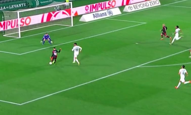 Álvaro García tuvo el 0-1 en la primera mitad ante el Elche 1 1305606e 7cdc 410b 8688 8093e571c1a9