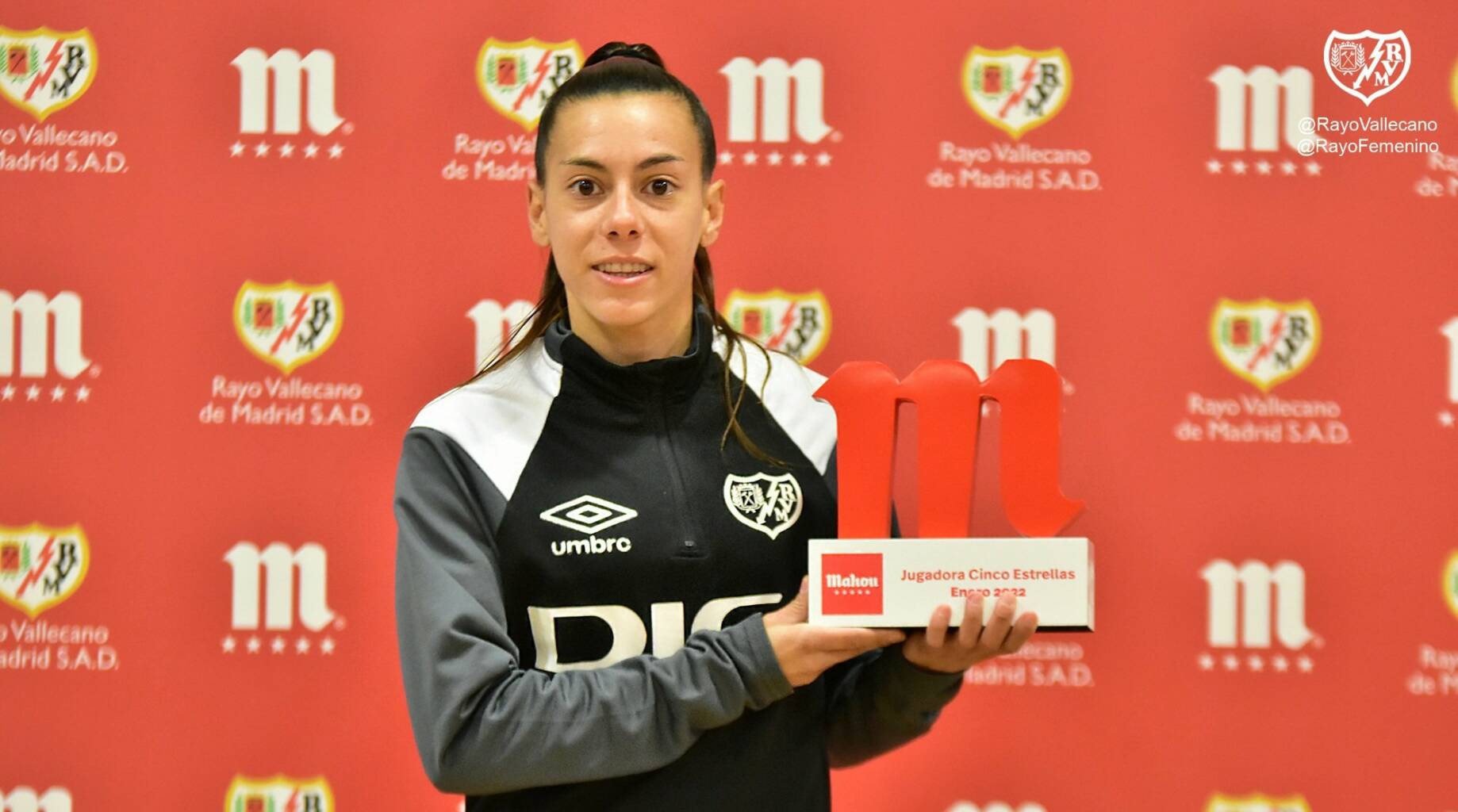 Iris recibe el premio a la mejor jugadora del Rayo Femenino en enero 1 FLtSJqfXEAAXnr8
