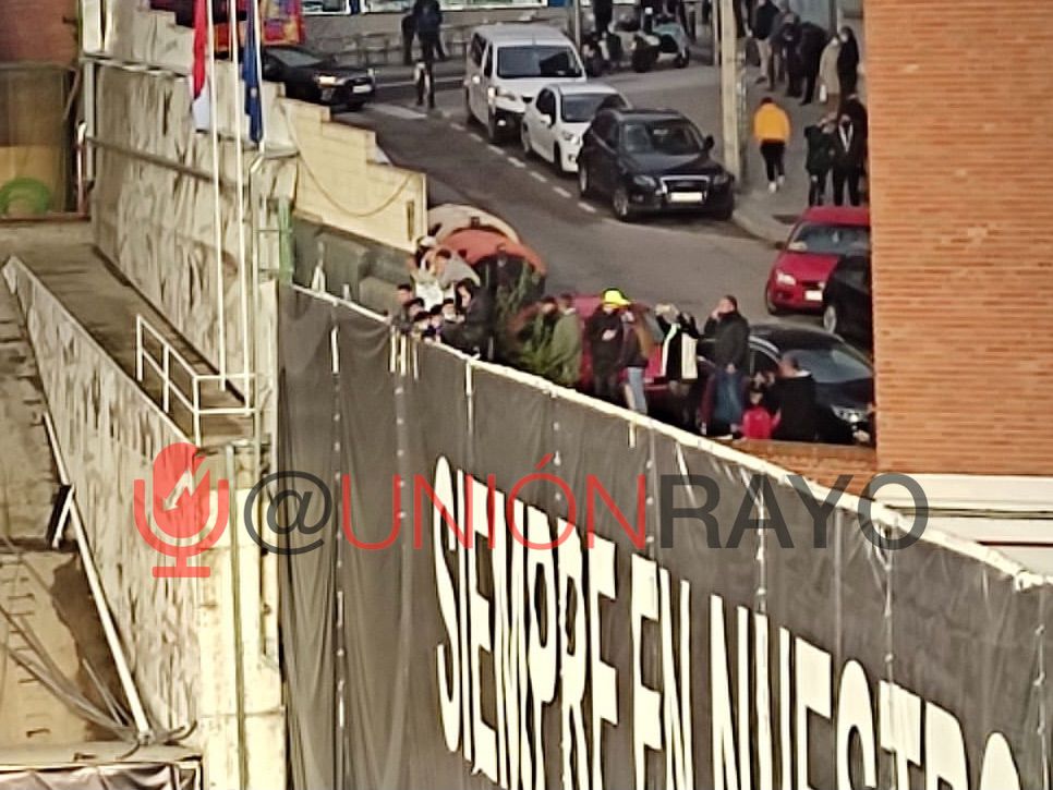 Un grupo de aficionados desalojados del fondo sin grada de Vallecas 1 IMG 20220226 WA0045