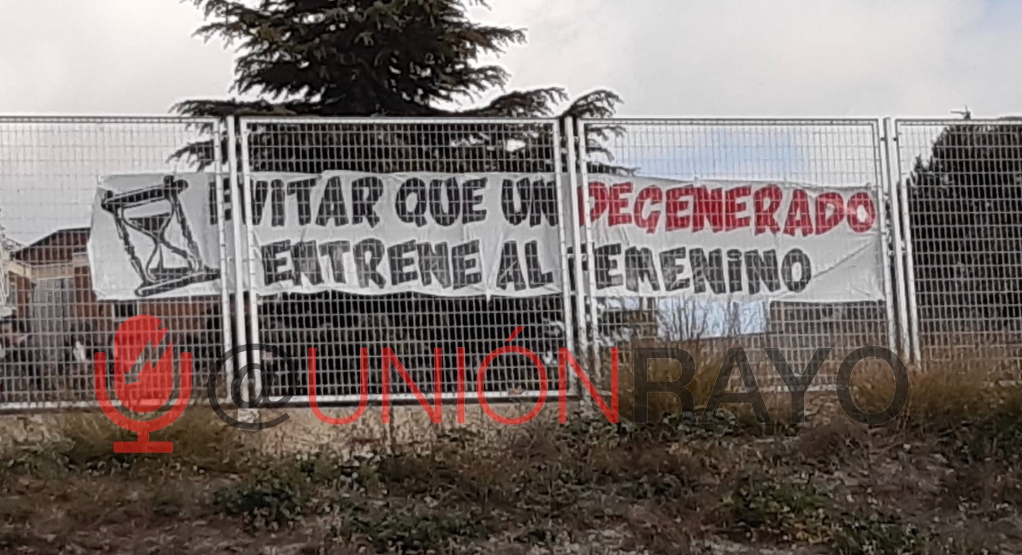 Pancarta en el Rayo Femenino-Madrid CFF: "Evitar que un degenerado entrene al Femenino" 1 Pancarta ciuda deportiva