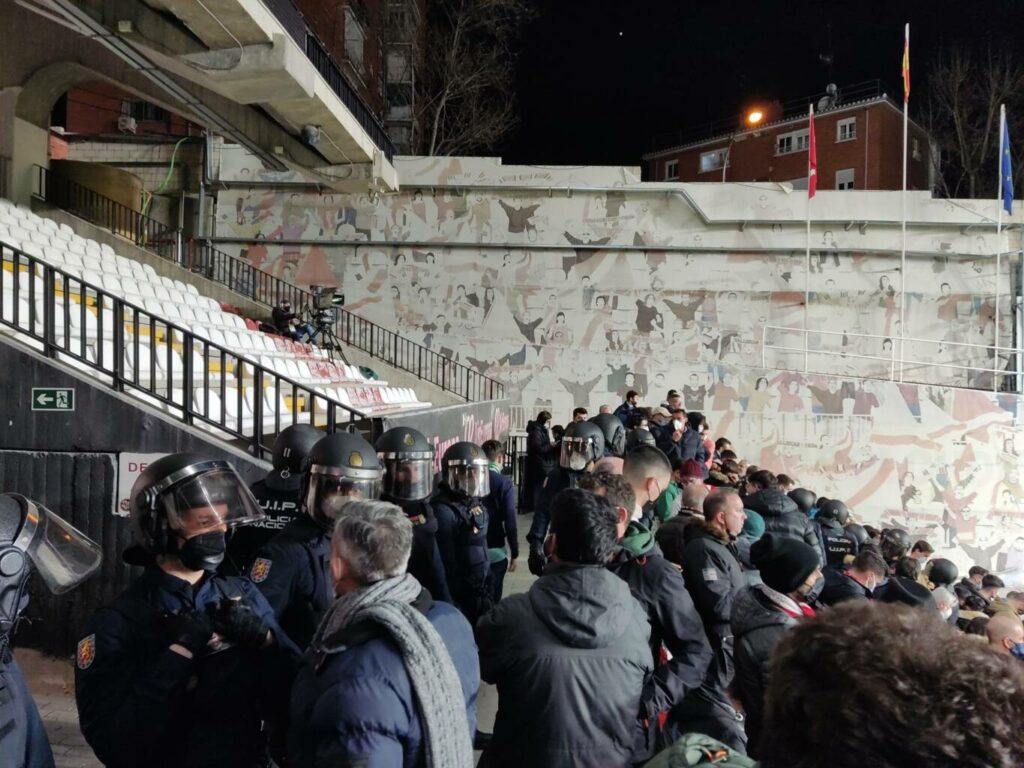 Rayistas desalojados para hacer hueco a aficionados del Betis tienen que ver el partido de pie 2 img 3463 1