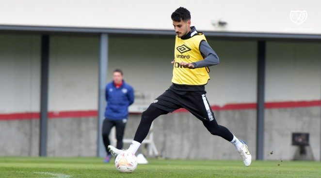 Óscar Valentín se entrena con el grupo en la vuelta al trabajo tras el empate en Granada 1 Oscar Valentin