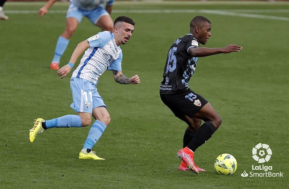 joaquin munoz persigue a akieme en el malaga almeria de la segunda division 2020 21 laliga
