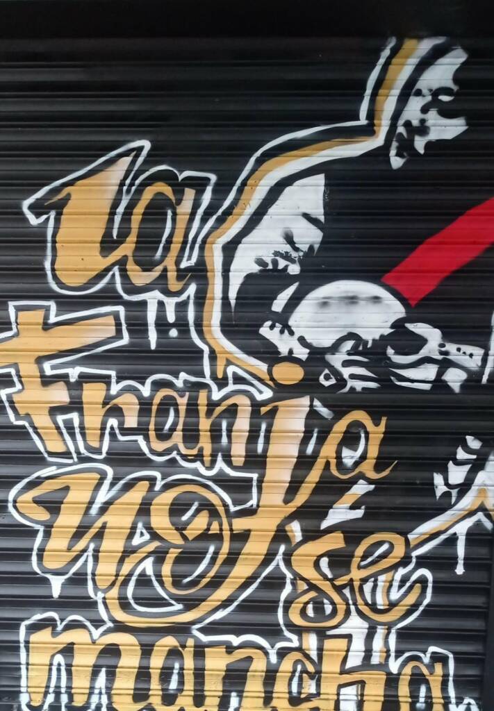 Nuevo mural contra el racismo en los aledaños del Estadio de Vallecas 1 FR1FihNXEAAHIBB