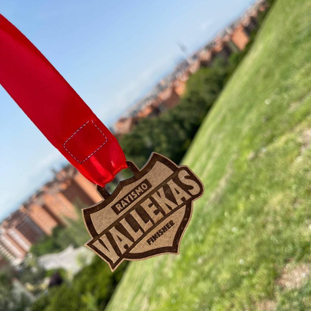 La Carrera del Rayismo desvela la medalla oficial 1 FR7pPf1X0AAP6J7