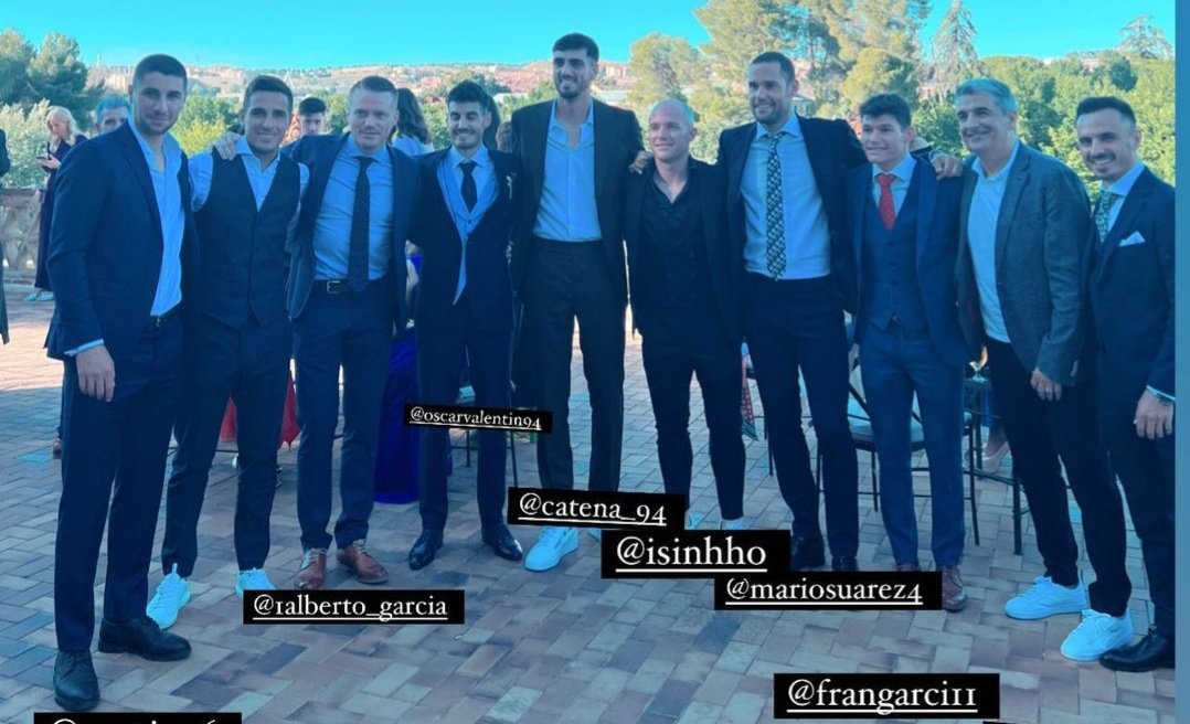 Varios jugadores del Rayo acompañan a Óscar Valentín en su boda 1 FUg3DVOWIAIChLt
