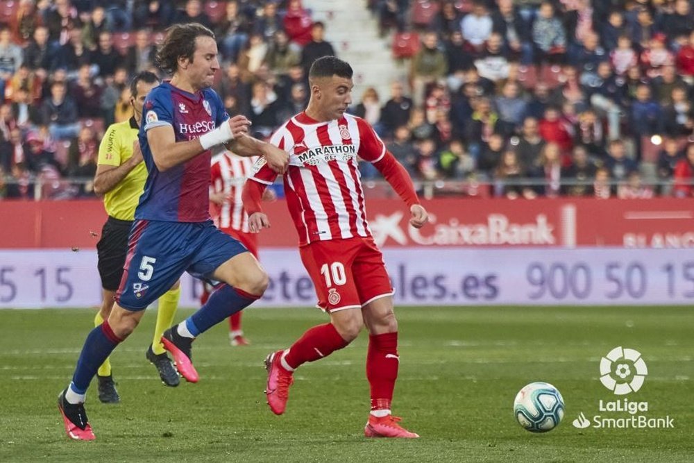 borja garcia jugador del girona controla el balon ante la presion de pedro mosquera de la sd huesca en el girona sd huesca de segunda division 2019 20 laliga