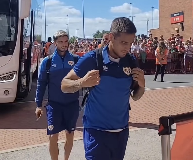 El Rayo Vallecano estrenó la ropa de paseo 2022/23 ante el Manchester United 1 nueva equipacion paseo Rayo