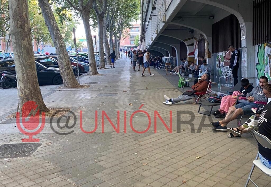 Aficionados del Rayo Vallecano pasan la noche en la calle para sacarse un abono 3 ezy watermark 20 08 2022 09 19 54a. m.