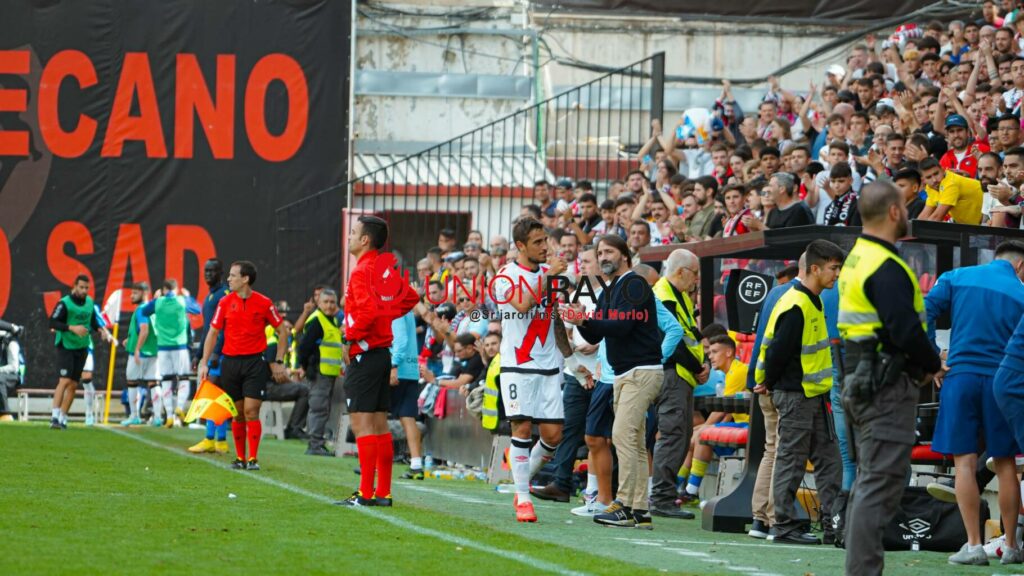 El público se rindió ante Trejo y Óscar Valentín cuando fueron sustituidos ante el Cádiz 3 Rayo Cadiz 111