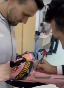 Buffon le firma una camiseta de la Juventus a Dimitrievski 4 img 8776