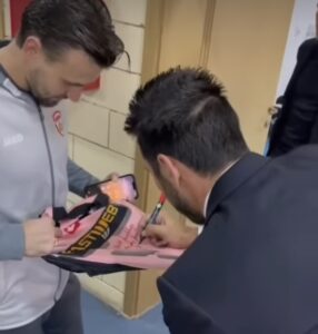 Buffon le firma una camiseta de la Juventus a Dimitrievski 5 img 8779