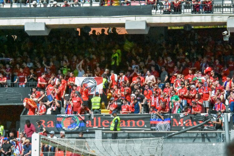 La afición de Osasuna se unión a los cánticos del Rayo en Vallecas 1 entradas visitantes Osasuna