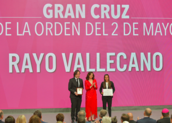 El Rayo recibe la Gran Cruz de la Orden del 2 de Mayo. Vía: @RayoVallecano