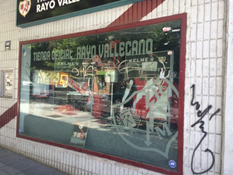 Tienda estadio cerrada