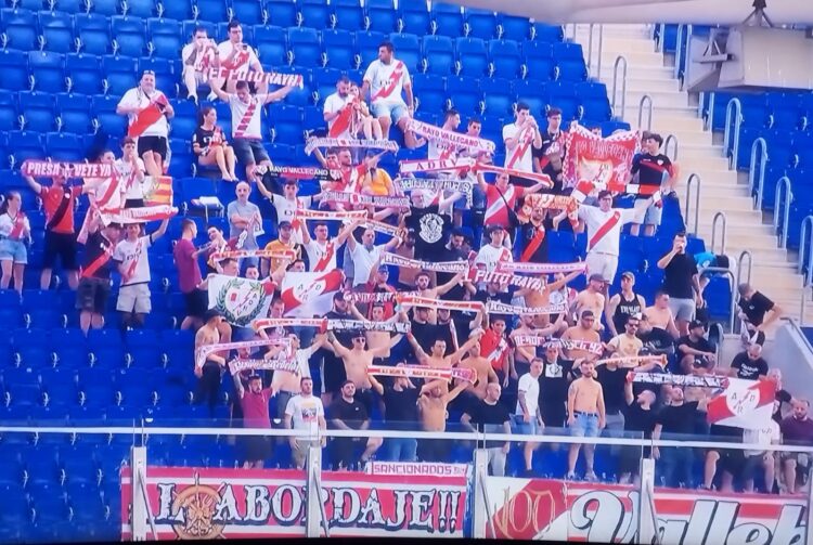 Un centenar de aficionados apoyaron al Rayo en Cornellá 1 Centenar afición