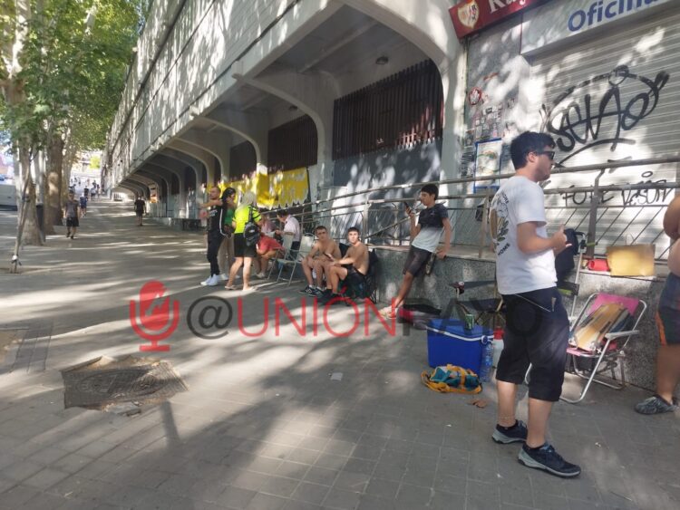 Aficionados del Rayo Vallecano harán cola por la noche para sacarse nuevos abonos 1 c77eca51 bdf7 432f 869c 07e0d088d178 1