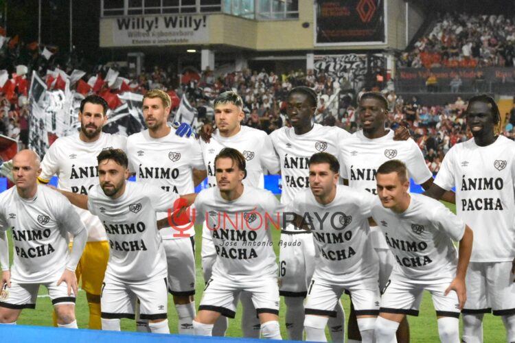Los jugadores del Rayo Vallecano saltaron con camisetas en apoyo al Pacha Espino 1 IMG 20240922 WA0080