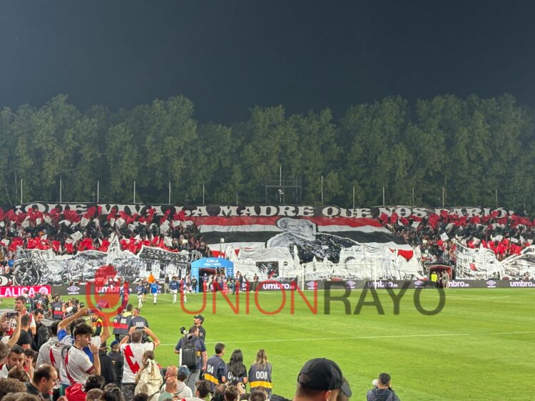 Tifo de gala en el fondo de Vallecas para enfrentarse al Atlético 1 Tifo rayo