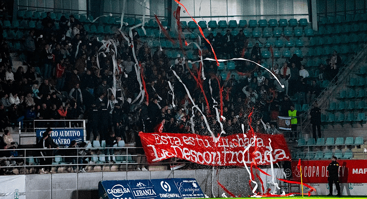 El Rayo Vallecano no estuvo solo en Palencia: tifo, cánticos y La Vida Pirata 1 afición Rayo Villamuriel Galería
