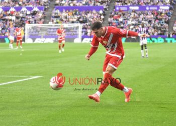 Adrián Embarba realizando un centro