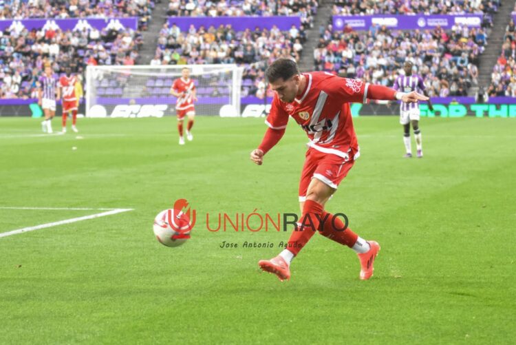 Adrián Embarba realizando un centro