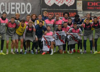 Trejo, Valentín y Embarba regalo camisetas. Vía: @RayoVallecano