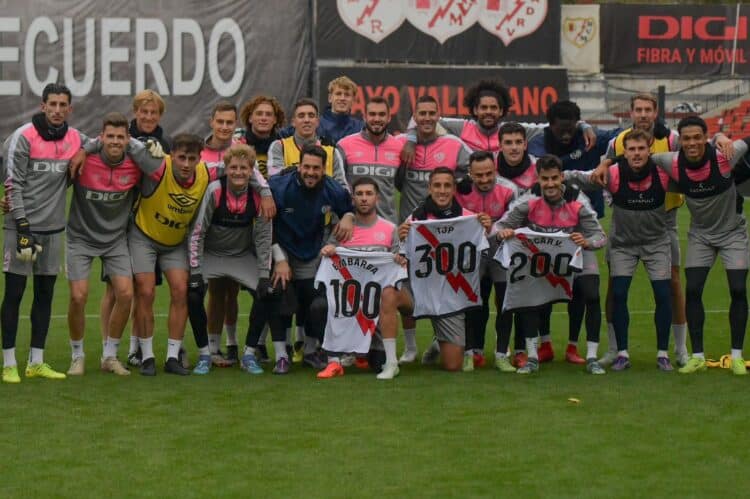 Trejo, Valentín y Embarba regalo camisetas. Vía: @RayoVallecano