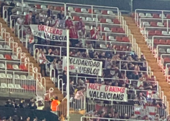 Afición Rayo apoyo a Valencia en Mestalla. Vía: @ResistenciaVk